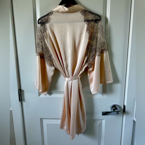 ❌SOLD❌ Victoria’s Secret silk robe with lace detail - XS/S - Picture 3 of 4
